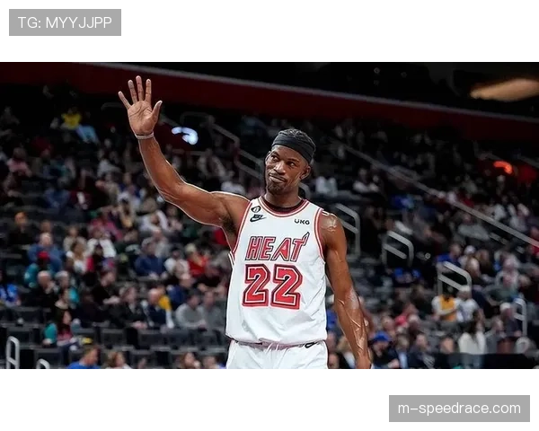 特写：巴特勒与斯波尔斯特拉场边激烈讨论战术