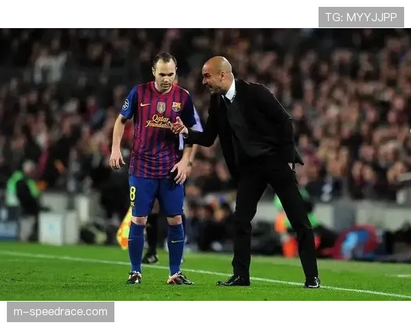 特写:在训练场边,瓜迪奥拉亲自向年轻球员演示任意球进攻中的跑动线路 特写:在训练场边,瓜迪奥拉亲自向年轻球员演示任意球进攻中的跑动线路